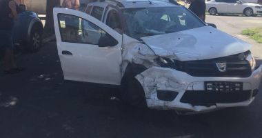GALERIE FOTO. Impact puternic în centrul Constanței! Patru autovehicule avariate, două persoane rănite - 2