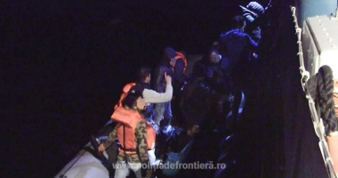 38 de imigranți, printre care  17 copii,  salvați de polițiștii Gărzii de Coastă - 3