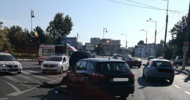 GALERIE FOTO / ACCIDENT ÎN CONSTANȚA. Motociclist lovit în plin de o mașină pe strada Traian - 2