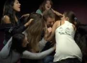Uite cum primești \"păsărică\" dacă știi să cânți la chitară - VIDEO