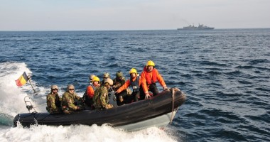 Stire din Eveniment : Nave românești în exerciții de război cu marinarii americani. GALERIE FOTO