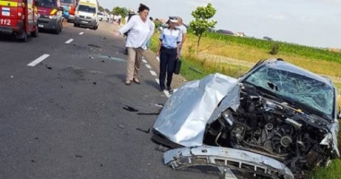 Stire din Eveniment : GRAV ACCIDENT RUTIER. Un tânăr a MURIT, după ce a fost proiectat prin parbriz. Fetița lui și soția sunt în comă