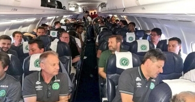 Galerie foto. CATASTROFĂ AVIATICĂ! UN AVION CU 81 DE PASAGERI LA BORD S-A PRĂBUȘIT. O ÎNTREAGĂ ECHIPĂ DE FOTBAL, IMPLICATĂ ÎN TRAGEDIE - 4