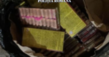 Peste 1.000 de articole pirotehnice, un pistol airsoft şi 3.000 de lei, găsite de poliţişti în urma unor percheziţii, la Hârşova - 2