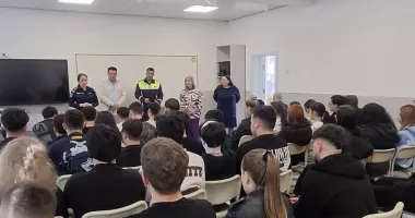 Stire din Eveniment : Elevii din Murfatlar învață de la polițiști și psihologi ce riscuri ascunde consumul și traficul de droguri