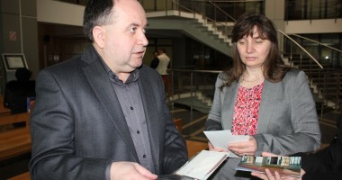 Stire din Eveniment : Familia de suedezi, cu un pas mai aproape de a recupera casa "furată" de așa zișii prieteni