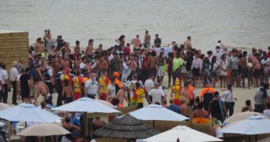 Bătaie pe plaja în timp de pandemie! Turiștii aruncau cu pietre, umbrele sau șezlonguri în polițiști - 2