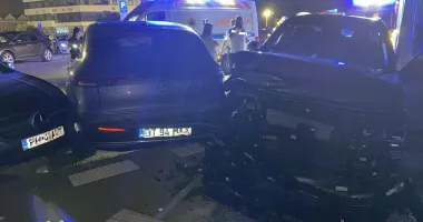 Accident rutier cu trei mașini, la Poarta 1. O persoană a ajuns la spital