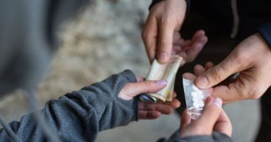 DROGURI ÎN RÂNDUL ELEVILOR! Părinții din Constanța, instruiți de polițiști, pentru a face față fenomenului
