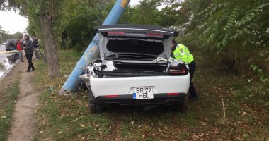 GALERIE FOTO / GRAV ACCIDENT RUTIER ÎN MAMAIA. O mașină a intrat într-un stâlp - 3