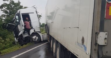 Imagini spectaculoase. Accident rutier între un TIR și un autoturism pe drumul Constanța - București - 1