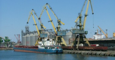 Stire din Economie : Portul Constanța - 118.950 tone de cereale se încarcă pe nave, la export