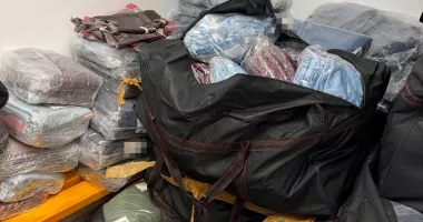 Stire din Eveniment : Microbuz plin cu haine contrafăcute, oprit de polițiștii de frontieră în Constanța