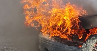 Stire din Eveniment : Incendiu de autoturism în Constanța. Pompierii, chemați în ajutor