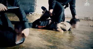 VIDEO ȘOCANT! Un copil de șase ani participă la o decapitare ISIS - 2