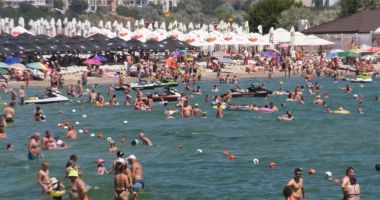 Stire din Social : Capcane sub apă. Gropi uriașe pe plajele lărgite din Eforie