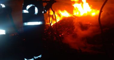 Stire din Eveniment : INCENDIU MISTUITOR la Ostrov! Nouă ore s-au luptat pompierii cu flăcările!