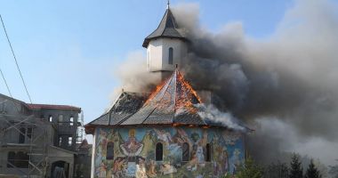Stire din Eveniment : GALERIE FOTO/ MĂNĂSTIRE ÎN FLĂCĂRI în județul Constanța!