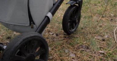 Stire din Actualitate : Un cărucior cu tot cu bebeluș a căzut de la trei metri înălțime, într-un râu