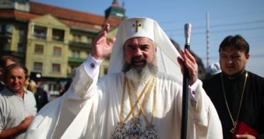 Stire din Social : Patriarhului Daniel i s-a făcut rău în timpul slujbei