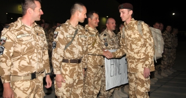 GALERIE FOTO "Rechinii albi" / Scene emoționante în Baza Militară din Kandahar. "Bine ați revenit alături de noi, domnule sublocotenent!" - 3