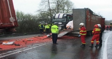 FOTO. ACCIDENT GRAV. TREI TIRURI S-AU CIOCNIT - 4
