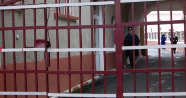 Scrisoarea unui deținut despre condițiile din penitenciar: "Mi-am bătut cuie în cap ca să scap de aici. Trăim printre gândaci și ploșnițe" - 5