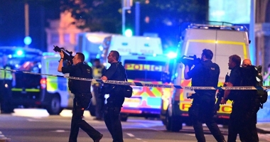 GALERIE FOTO. LONDRA, PUSĂ LA PÂMÂNT DE TREI ATENTATE TERORISTE / ȘAPTE MORȚI, 50 RĂNIȚI, ÎN ATACURI SUCCESIVE - 10
