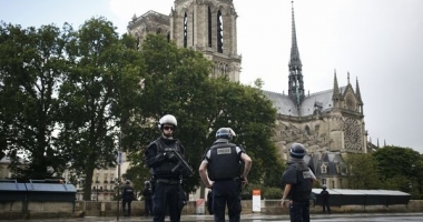 Stire din Eveniment : ATAC LA NOTRE DAME DIN PARIS / Un polițist a fost rănit. Cel puțin o mie de persoane se aflau în interiorul catedralei