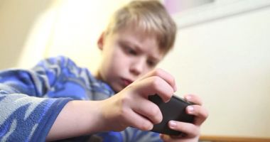 Părinți, atenție la jocurile pe telefon! Un copil a cumpărat 