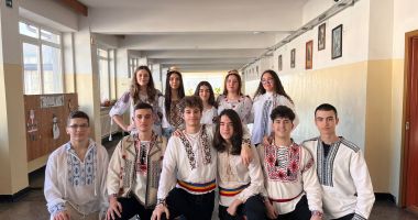 Stire din Cultură-Educație : GALERIE FOTO. Unirea Principatelor Române – sărbătorită în mod inedit la Liceul „Lucian Blaga”