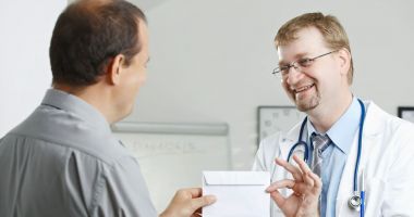 Stire din Social : Șpaga legalizată? Spitalele vor putea primi donații de la pacienți, cum rămâne cu medicii?