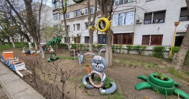 Se poate și așa! Povestea creațiilor din materiale reciclabile, cu QR code, expuse în grădina unui bloc - 4
