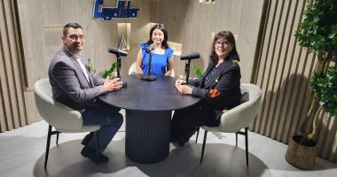 Stire din Podcast :  Povestea americancei care a trăit, un an, viața de elev român