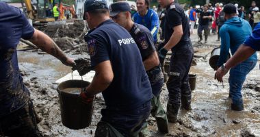 Sute de voluntari s-au mobilizat în Broşteni. Lucrează cot la cot cu salvatorii - 4