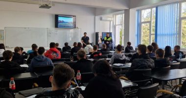 Polițiștii constănțeni le-au "predat" studenților noțiuni esențiale pentru prevenirea accidentelor rutiere - 4