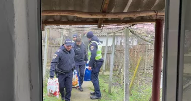 Polițiștii constănțeni au făcut daruri unor familii nevoiașe din localitatea Lipnița - 4