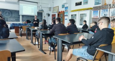 Stire din Cultură-Educație : Elevii se întorc în bănci pentru… trei zile. Alții și-au prelungit vacanța