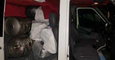 Țigări de contrabandă, descoperite de polițiștii de frontieră
