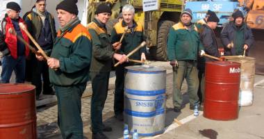 Stire din Economie : 400 de portuari constănțeni protestează la Ministerul Transporturilor