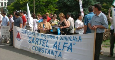 Stire din Economie : 400 de sindicaliști constănțeni protestează în fața Guvernului României