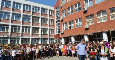 Stire din Economie : "Se așteaptă decizia Ministerului Sănătății prin care se va decide calea pentru noul an școlar"