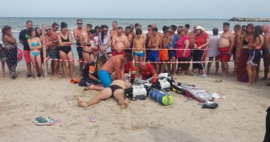 Stire din Eveniment : VIDEO. PERSOANĂ SCOASĂ DIN APELE MĂRII, RESUSCITATĂ! ELICOPTERUL SMURD, LA FAȚA LOCULUI