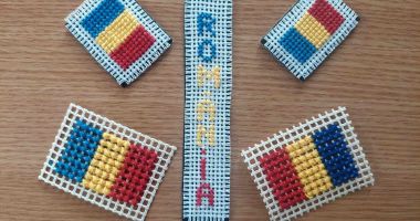 Stire din Cultură-Educație : De Ziua Națională a României, brodăm tricolorul în punct românesc!