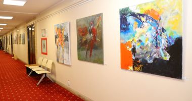Stire din Cultură-Educație : Expoziție de pictură, grafică și tapiserie, aparținând artiștilor constănțeni, pe holurile Primăriei Constanța
