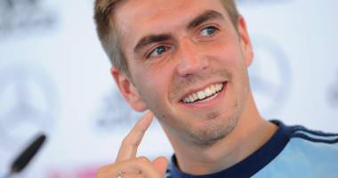 Stire din Sport Internațional : Phillip Lahm făcut praf! Fractură, operație, trei luni pe tușă