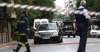 ALERTĂ / EXPLOZIE ÎN CENTRUL ATENEI. Fostul premier Lucas Papademos, rănit - 2