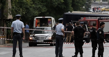 ALERTĂ / EXPLOZIE ÎN CENTRUL ATENEI. Fostul premier Lucas Papademos, rănit - 3