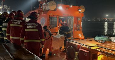 GALERIE FOTO Un bărbat care căzuse între stabilopozi, în zona Cazinoului, a fost salvat de pompierii militari - 3