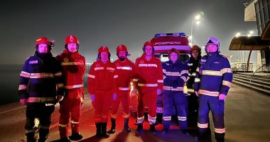 GALERIE FOTO Un bărbat care căzuse între stabilopozi, în zona Cazinoului, a fost salvat de pompierii militari - 4